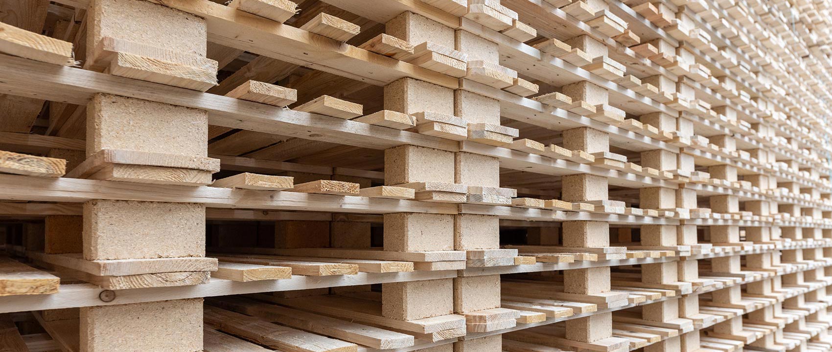 Wiederverwendbare Holzpaletten in einem Sonderformat